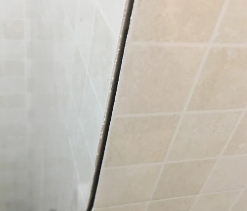长春瓷砖空鼓维修公司分享阳台瓷砖脱落的修复过程可以分为以下几个步骤