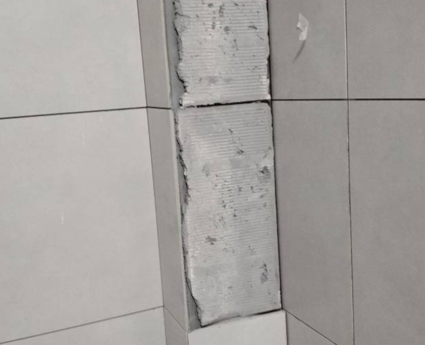 长春瓷砖空鼓维修公司分享下瓷砖施工前基层浇水润湿程度不足，可能导致以下问题