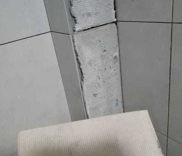 长春瓷砖空鼓维修公司分享下厨房瓷砖脱落的补救措施。